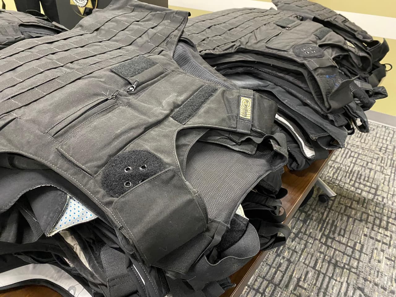 Oficina del Sheriff de Sacramento hace donativo de chalecos antibalas para voluntarios y personas vulnerables en Ucrania