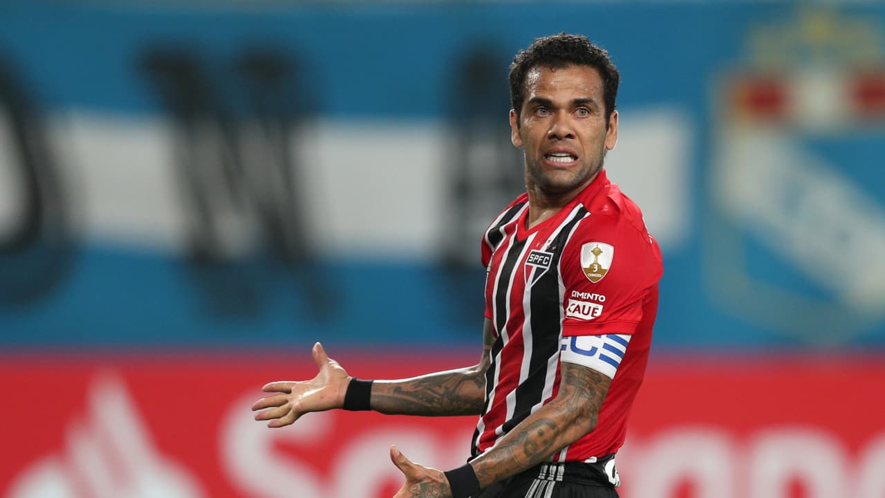 Dani Alves sobre el VAR: "En manos de incompetentes no sirve"