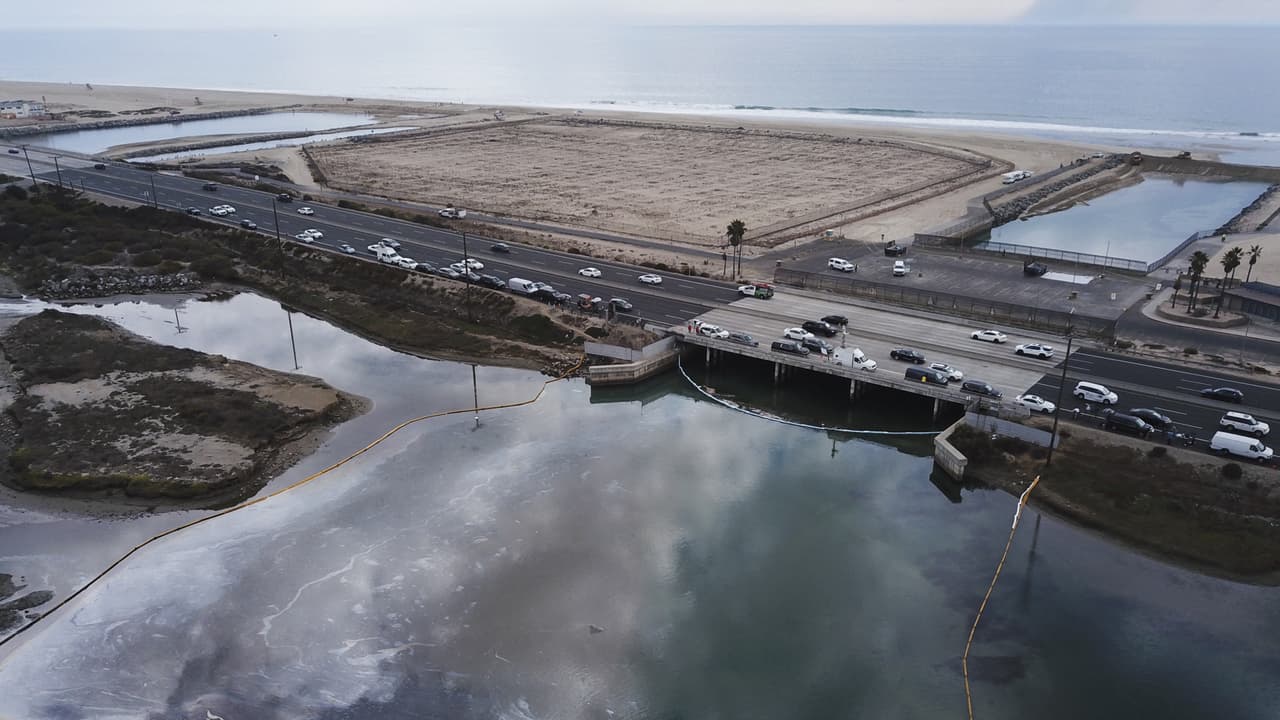 “Nos está dañando la economía”: comerciantes en Huntington Beach, temerosos por el derrame de petróleo en las playas