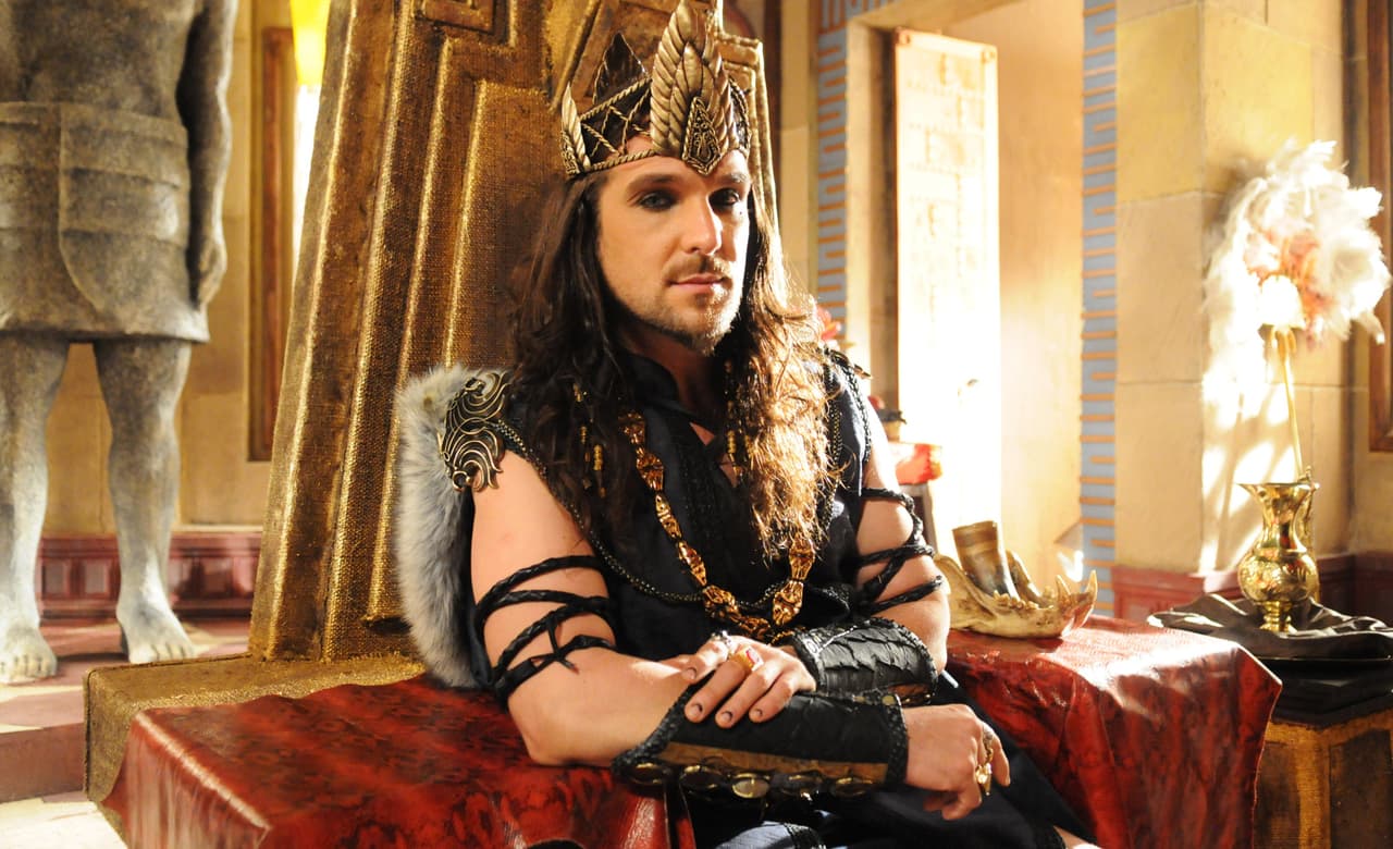 Igor Rickli es el 
<b><a href="http://www.univision.com/series/la-tierra-prometida/igor-rickli-es-el-rey-marek-en-la-tierra-prometida">rey Marek</a>, </b>un hombre poderoso, prepotente y despreciable.