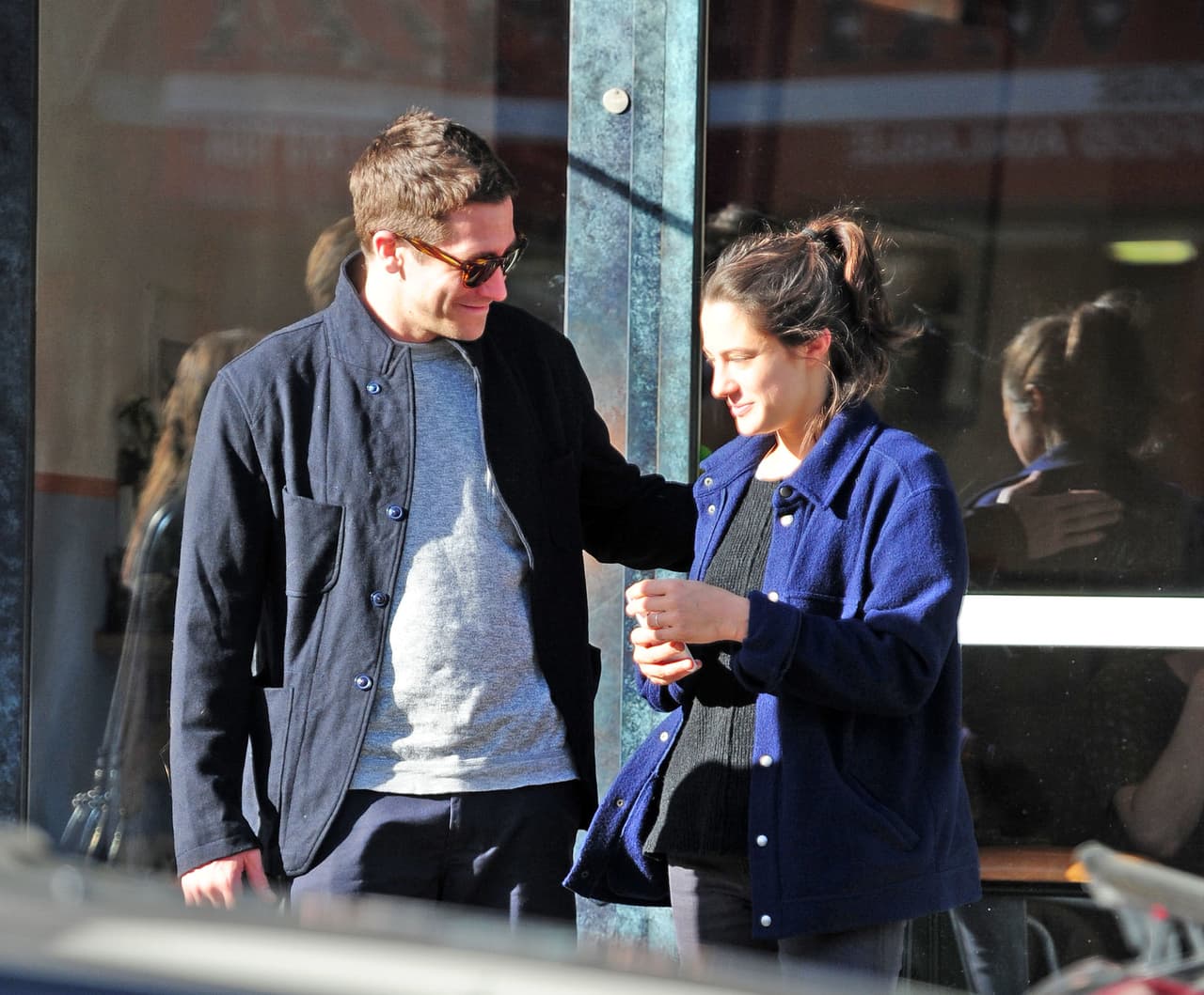 Y Jake no perdía oportunidad en abrazarla y tocarla.