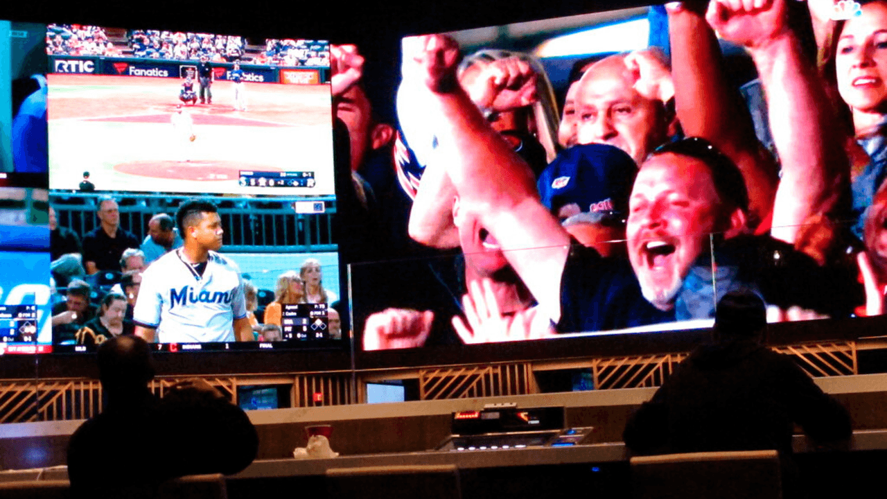 En 2020, Hard Rock va más allá de lo que eran sus casinos. Lanza
<a href="https://www.hardrockdigital.com/#who-we-are-id" target="_blank">Hard Rock Digital</a> con el objetivo de introducir la marca en el mundo de los juegos digitales a través de casinos en línea, apuestas deportivas y juegos sociales en Estados Unidos y el mundo.
<br>
<br>"Lo más emocionante de la marca Hard Rock es que conecta con personas de una amplia gama de perfiles demográficos. A medida que las audiencias nativas digitales se vuelven cada vez más centrales en las estrategias de crecimiento de todas las marcas, el gaming y las apuestas deportivas son extensiones importantes de lo que ya hacemos, tanto para los fans existentes de Hard Rock que buscan nuevas formas de interactuar con nuestra organización, como para nuevas audiencias que están descubriendo la marca desde la palma de su mano", Sheldon dijo para Univision 23 Miami.