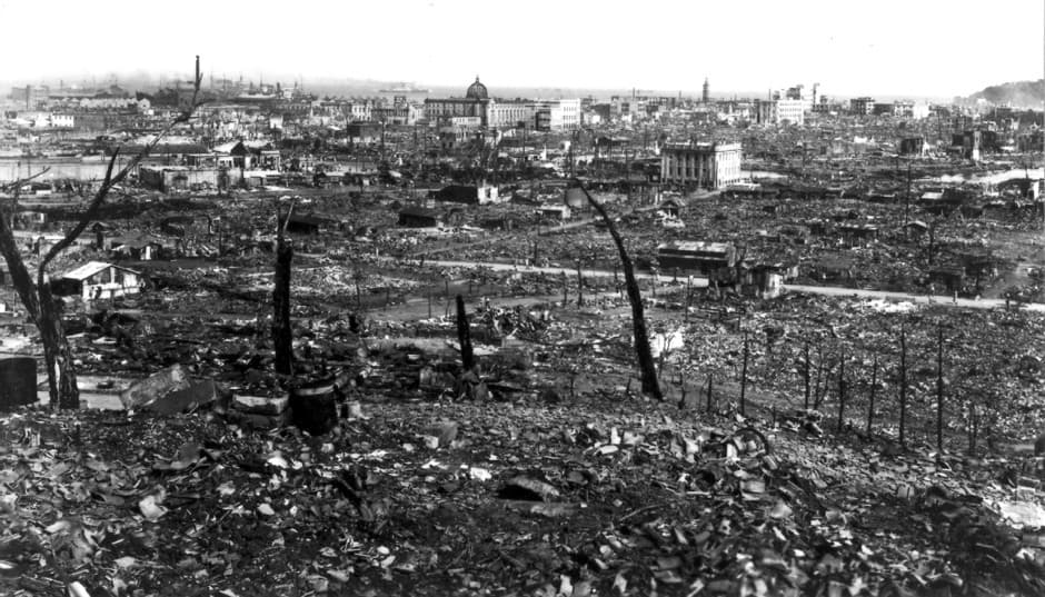 <b>El Gran Terremoto en la Región de Kanto, Tokio, en 1923:</b> A solo dos minutos de la medianoche del 1 de septiembre de 1923, un sismo de 7.9 grados fue seguido por un maremoto con olas de hasta 40 pies de altura. Al mismo tiempo, un incendio se expandió entre las casas de madera de la capital, devorándolas. 100,000 fallecieron.
<br>