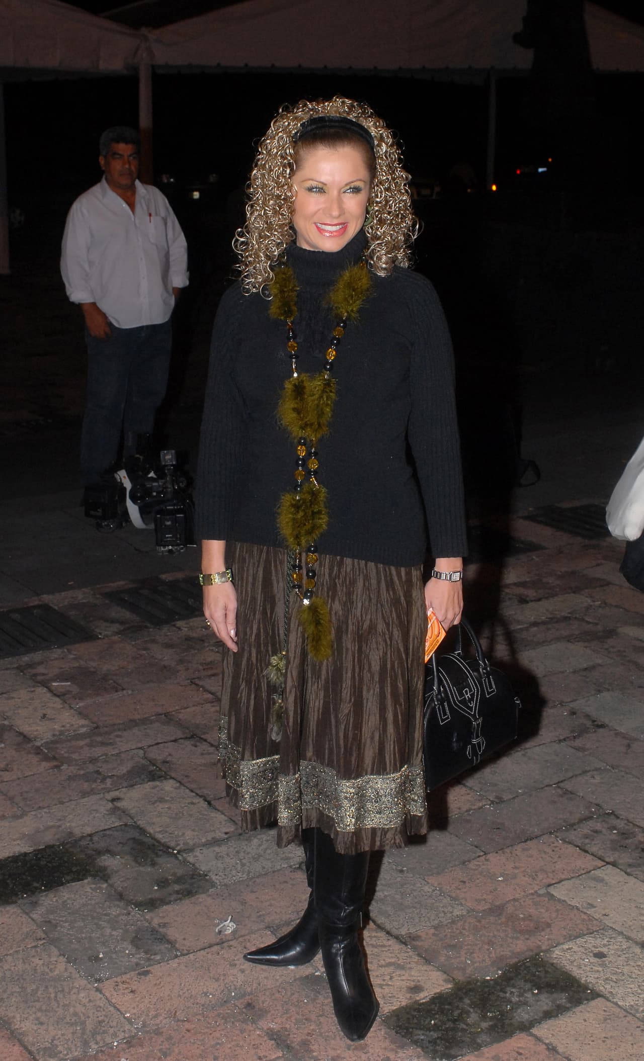 "Hasta ahorita nosotros tenemos llamado", confirmó, "
<b>hemos estado grabando con muchas medidas de higiene </b>y seguridad. Sí somos de los pocos que hemos estado grabando".
<br>