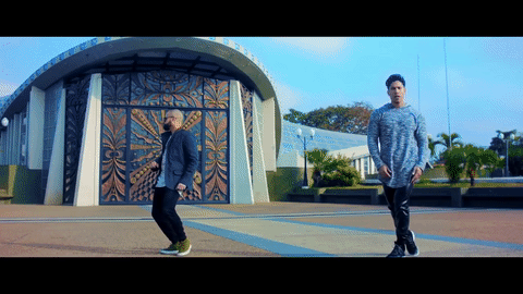 También hay otra propuesta con luces navideñas, bajo la nieve. Sin duda, es un clip muy romántico lleno de lindos escenarios de parejas.