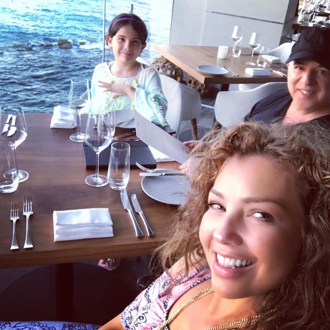 En las fotos que publicó en su perfil social también aparecen los demás integrantes de los Mottola Sodi. Aquí vemos a la festejada con sus padres en un restaurante a la orilla del mar.