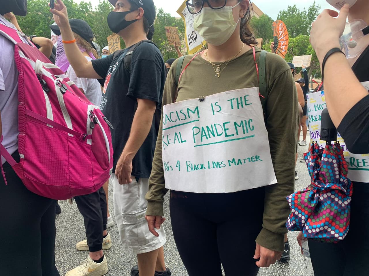 Por varios minutos los manifestantes caminaron afuera de las instalaciones gubernamentales que se encuentran en los alrededores de la calle 13 del noroeste.