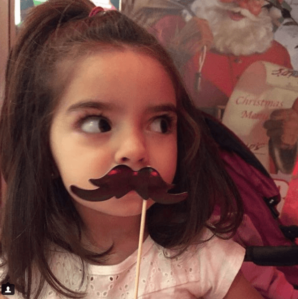 La pequeña tiene los ojos característicos de los Derbez, además del sentido del humor de su padre.