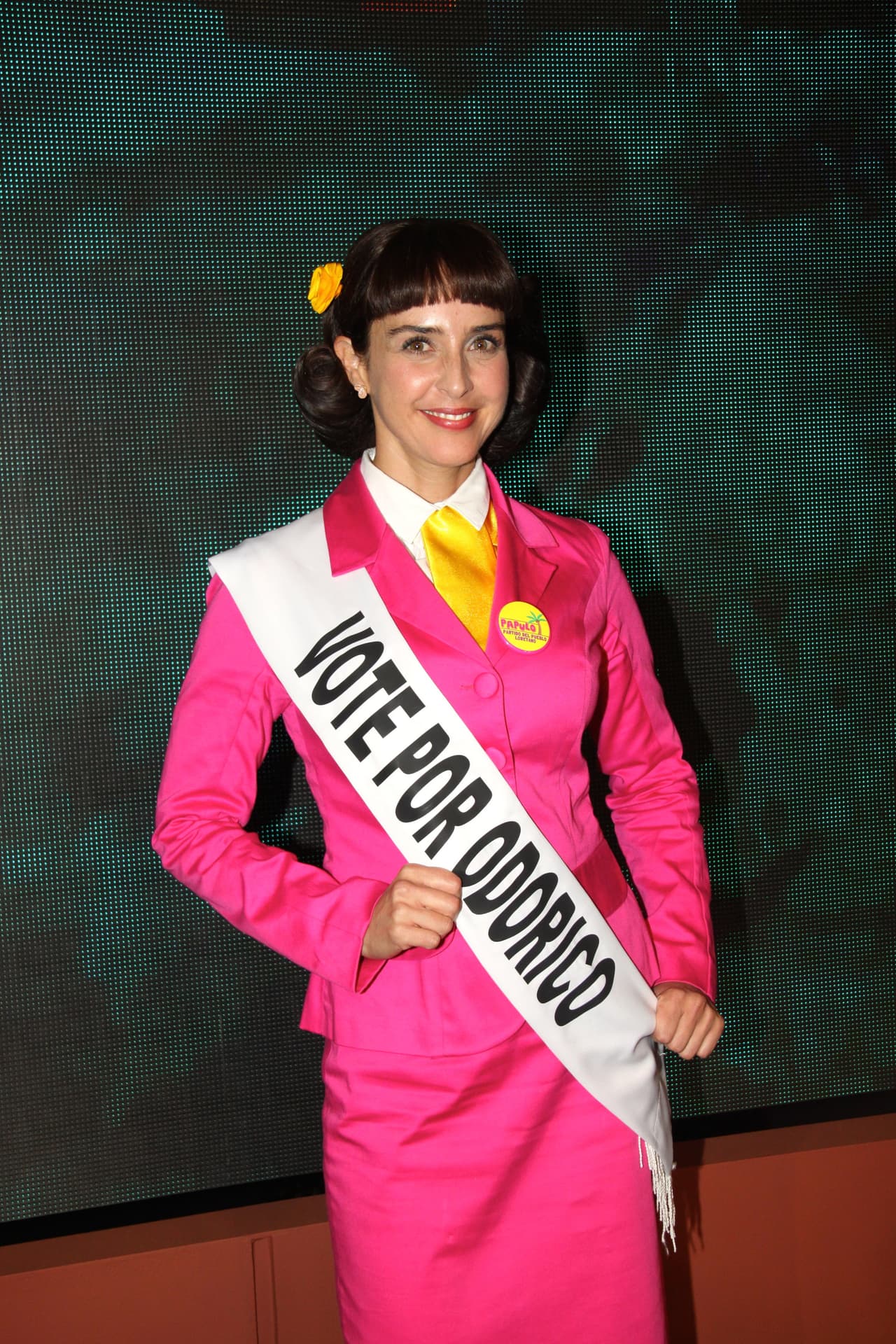 Irán Castillo se llama 'Santina Samperio' dentro de la historia. Ella es maestra de catecismo en el pueblo.