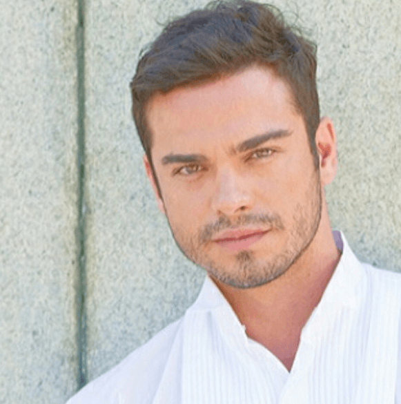 Su debut en la televisión lo hizo en 1998 con una participación en la serie ‘Sandy & Júnior’.