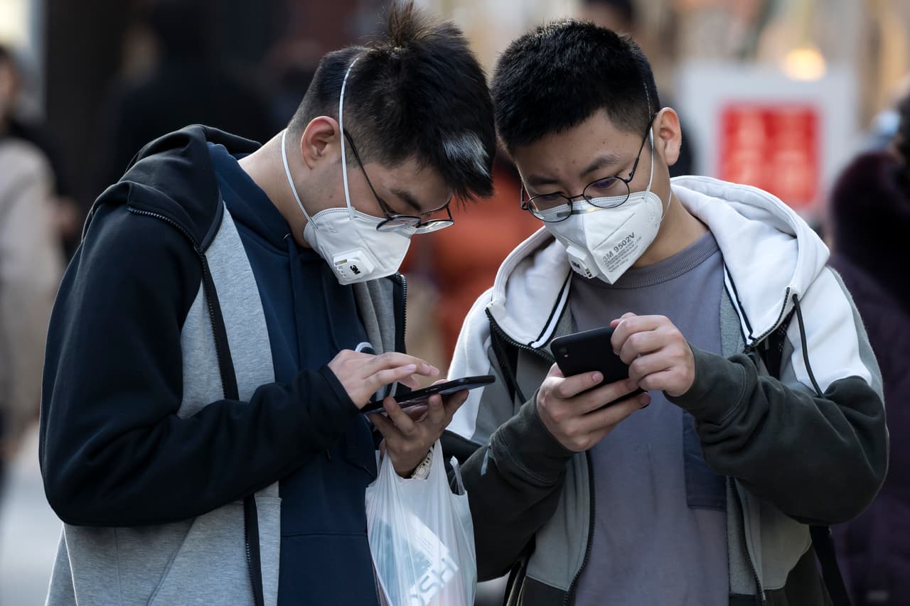 Tenga a la mano una lista de contactos de emergencia que incluya contactos de familiares, amigos, vecinos, conductores de viajes compartidos, proveedores de atención médica, maestros, empleadores y departamentos locales de salud pública.