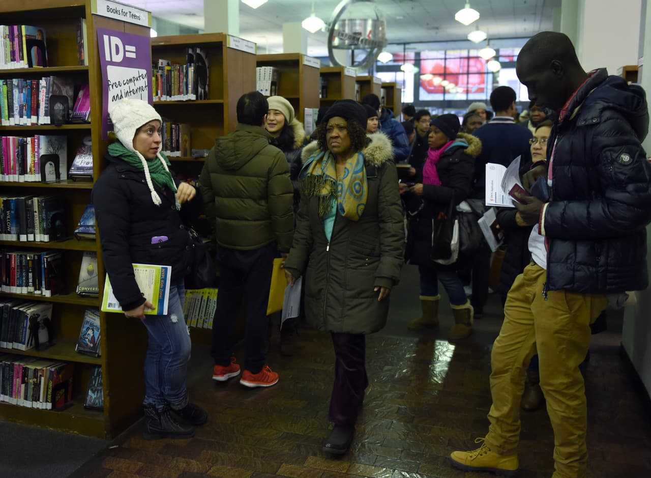 A diferencia de otros grupos, los hispanos conocen bien lo que ofrecen las bibliotecas
