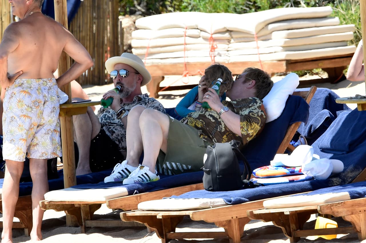 Elton dando un besito a su nene.