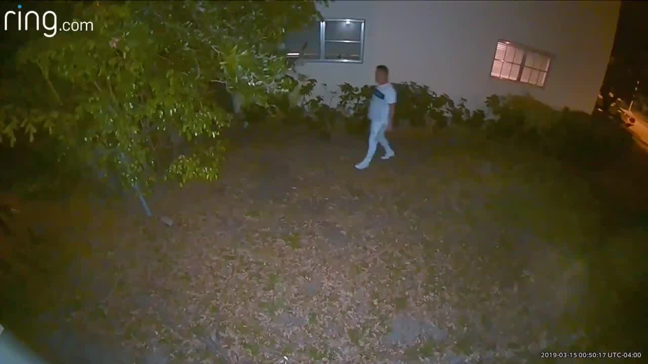 Arrestan a un hombre que miraba por las ventanas de las casas en Coral Gables