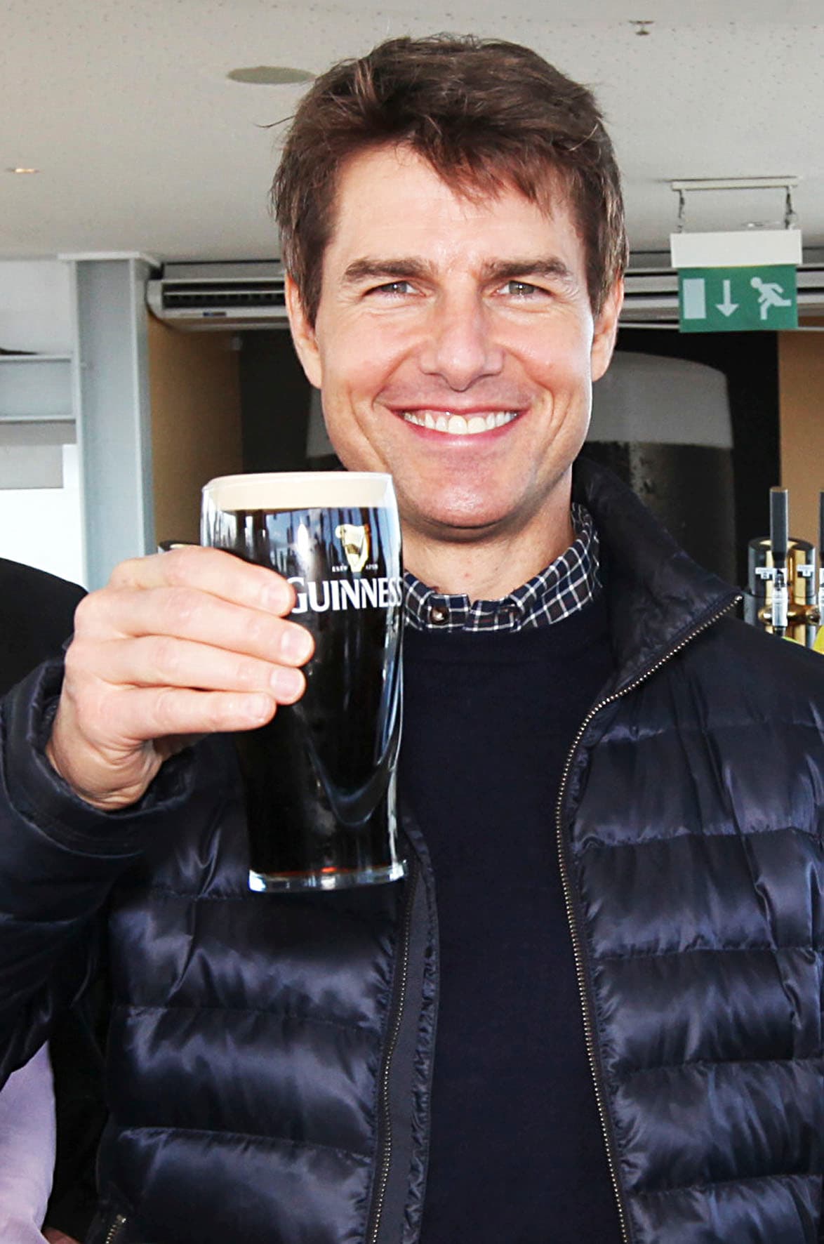 Hasta Tom Cruise brinda con cerveza en mano.