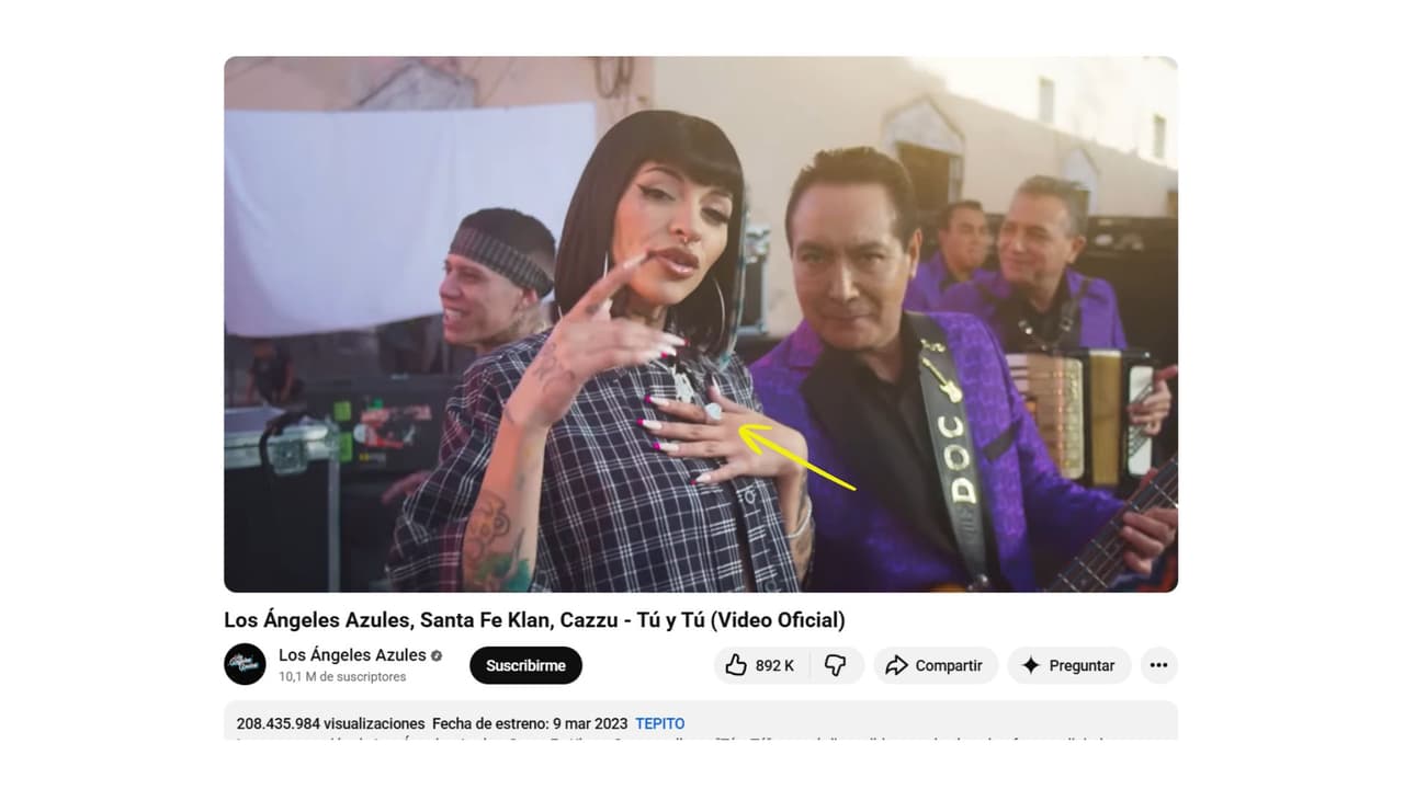 Cazzu con su anillo en forma de corazón en 2023.