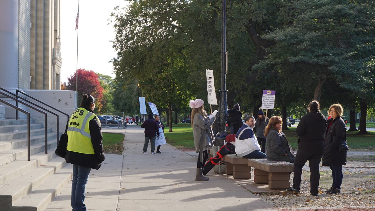 Personal administrativo y no sindicalizado en las escuelas estuvo recibiendo a los estudiantes en el plantel educativo sin clases.