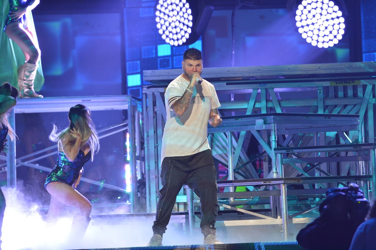 ¡Qué llamen a los bomberos porque Farruko encendió el escenario!