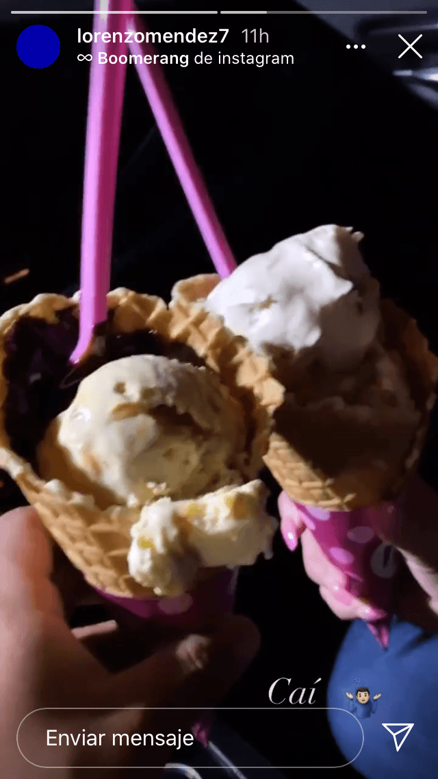 Con ella aparece afuera de una heladería mientras deciden el sabor que desean desde el auto. 
<br>