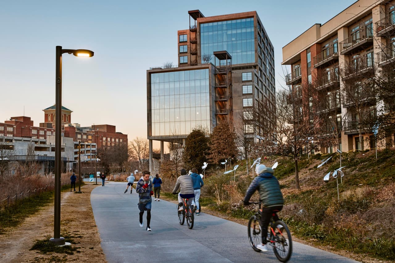 <b>VE AL ATLANTA BELTLINE</b>: Visita a pie o en bicicleta el Atlanta Beltline, un proyecto de tránsito, senderos y parques que conecta los vecindarios de Atlanta. Disfruta del aire fresco, las nuevas vistas de la ciudad, la fascinante historia de Atlanta y muchas actividades y atracciones en el camino.