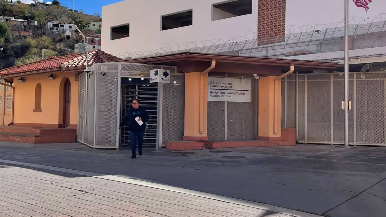 Una vez reabierto el puerto fronterizo, poco a poco comenzaron a cruzar varias personas desde el lado mexicano, y conforme transcurría el día, empezó a verse un mayor flujo de visitantes.