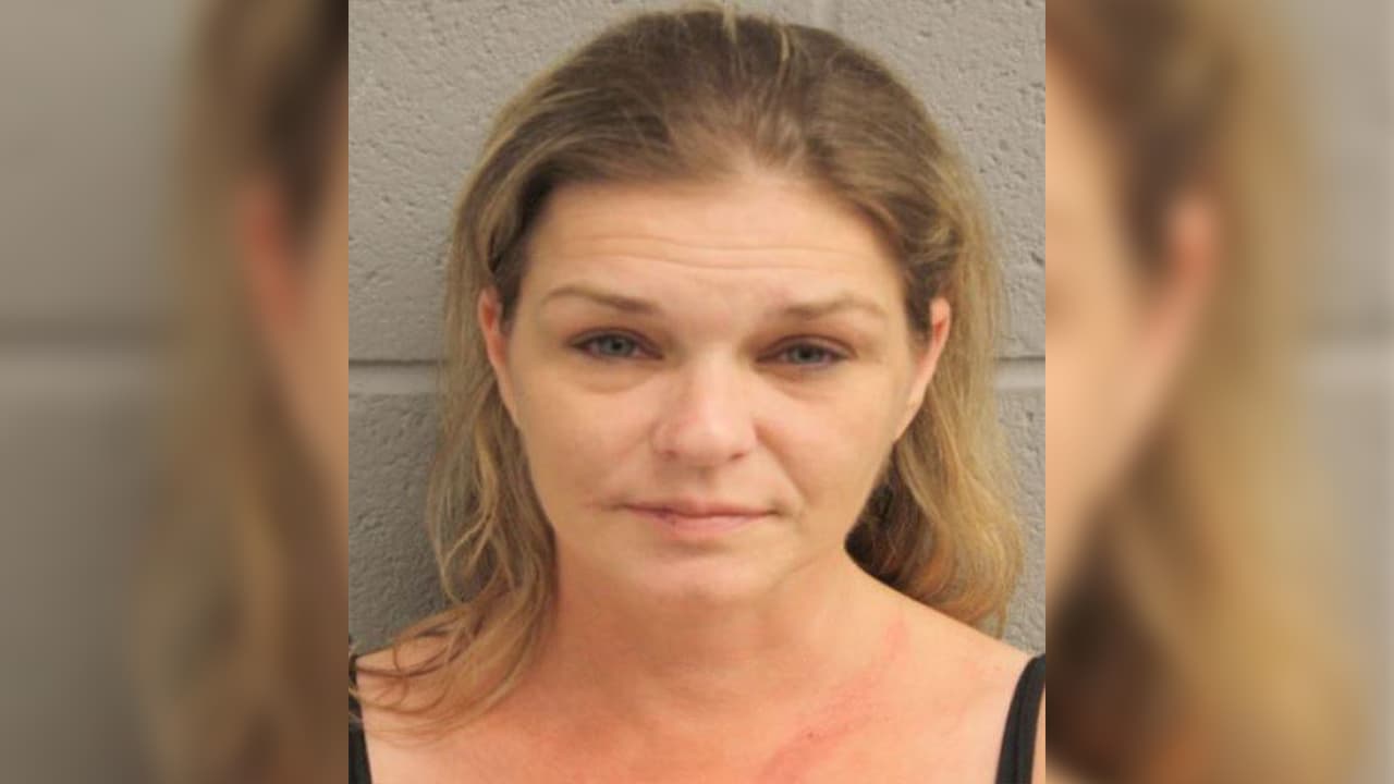 Acusan a una mujer de conducir ebria con su hija de 10 años: chocó contra un árbol al noroeste de Houston