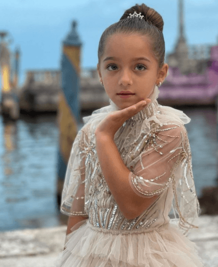 Y por último, el vestido dorado que usó para asistir al estreno de ‘Cinderelle’, la película con Camila Cabello, parecía una princesa de cuento de hada (según los fans).