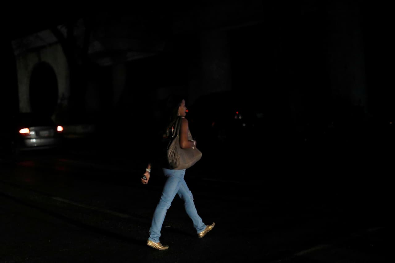 Puede ingresar a la página de 
<a href="https://pgealerts.alerts.pge.com/outagecenter/" target="_blank">PG&E </a>p ara reportar un apagón, así como ver la ubicación de estos.
<br>