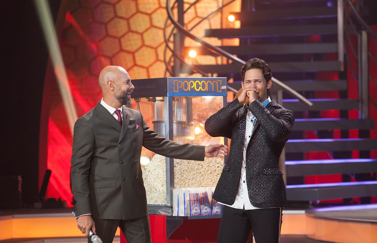 El segundo en entrar a la pista de baile fue 
<b>Emmanuel Palomares</b>, a quien la producción sorprendió al mostrarle un video de su padre y madre, que
<b><a href="https://www.univision.com/shows/mira-quien-baila/emmanuel-palomares-llora-en-la-pista-pero-no-fue-por-la-critica-de-los-jueces-video"> lo hizo estallar en llanto</a></b>.