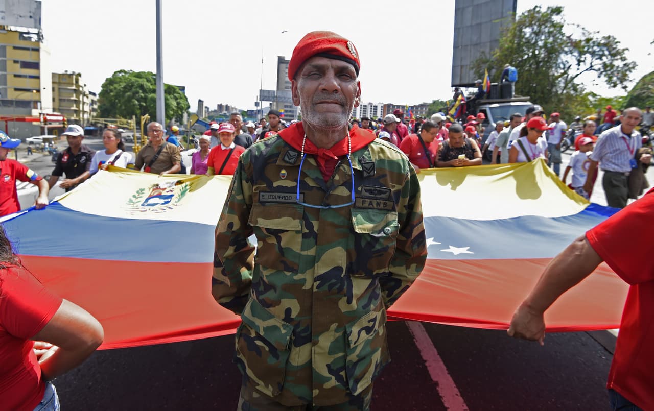 Partidarios de Maduro en el centro de Caracas. Desde un salón del Palacio de Miraflores, el presidente dijo el martes por la noche que fueron designados tres fiscales especiales para "interrogar a los participantes" del "intento de golpe" y que trabajarán en las acusaciones penales por "delitos contra la Constitución".