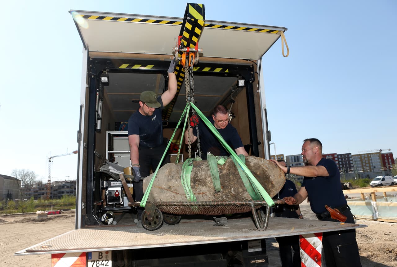 El transporte de larga distancia y el tren local en la estación central se interrumpió durante varias horas, pero la policía dijo en Twitter que la estación ya había reabierto. Los servicios de autobús y tranvía también se reiniciaron.