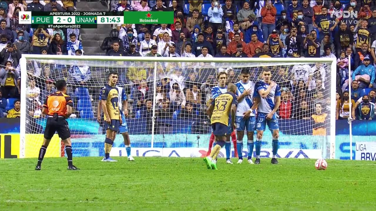 ¡CERCA! Juan Dinenno disparó que se estrella en el poste.