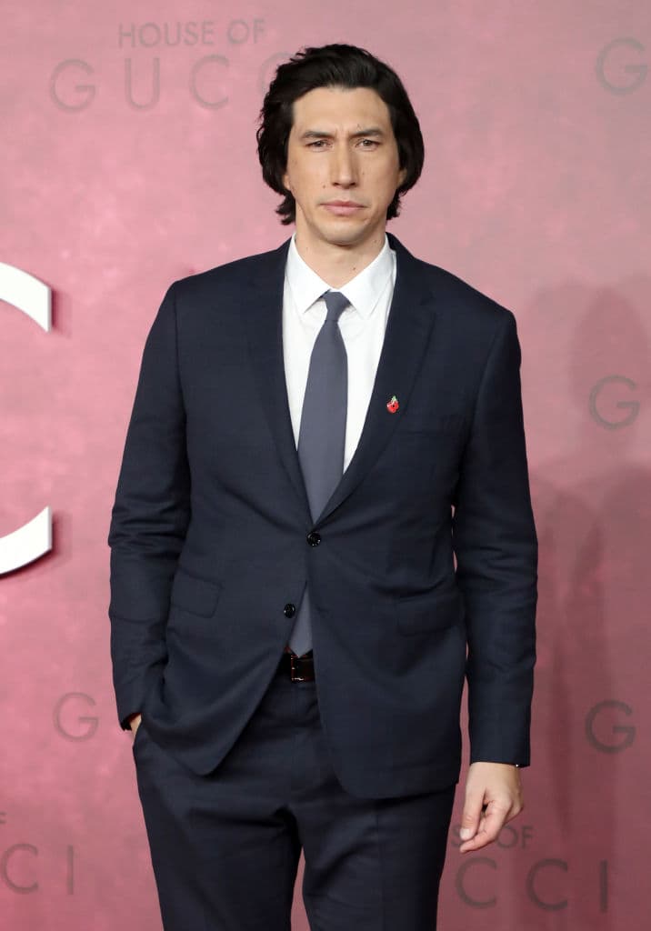 A diferencia de sus coprotagonistas, Adam Driver optó por un atuendo neutro con un elegante traje azul marino y corbata.