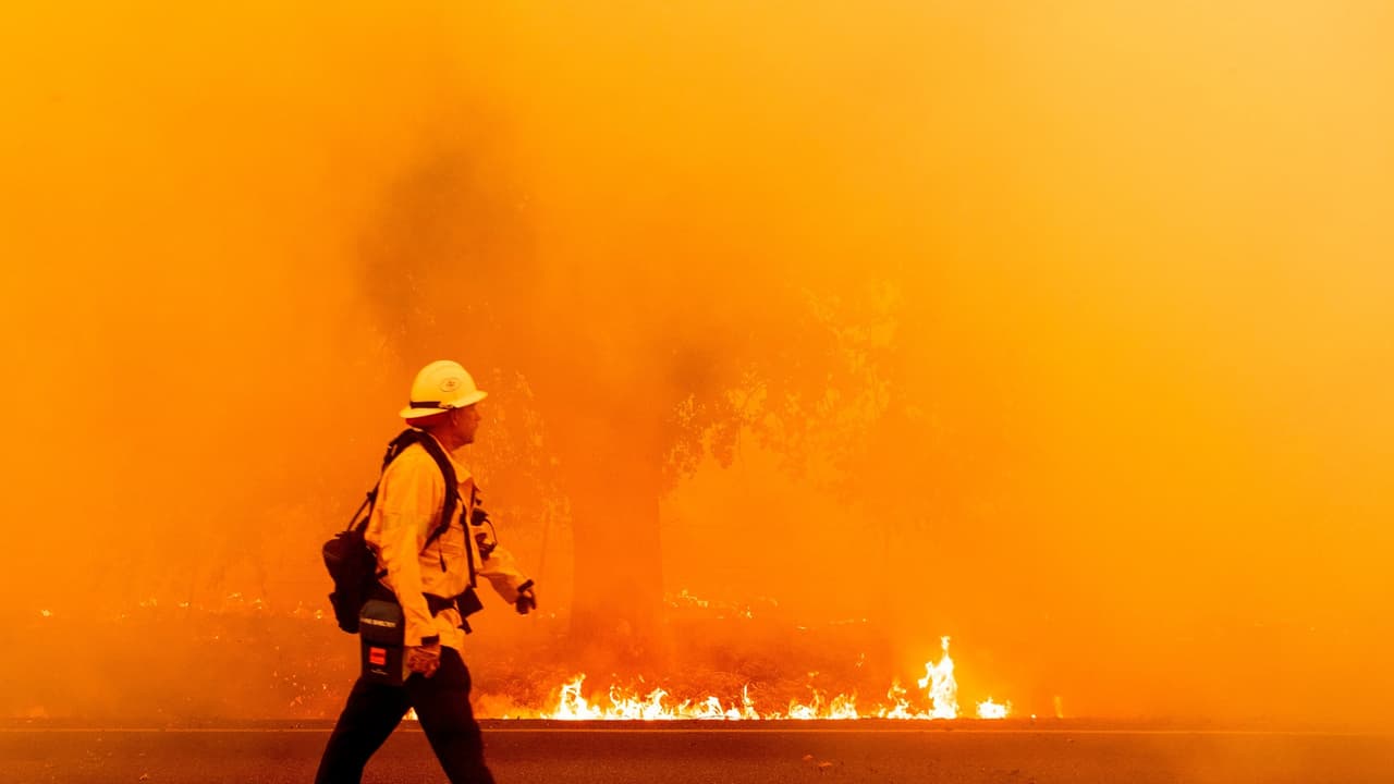 “Avanzan a 120 pies por minuto”: la velocidad de los incendios frena la labor de bomberos en California