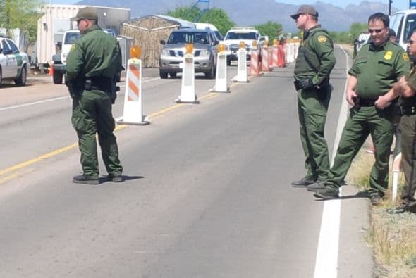 Residentes de la comunidad fronteriza de Arivaca protestaron para exigir el cierre de un retén de la Patrulla Fronteriza que ha estado en esa localidad por ocho años. Según ellos, esto ha incrementado la discriminación, violación de derechos constitucionales, y deterioración económica.