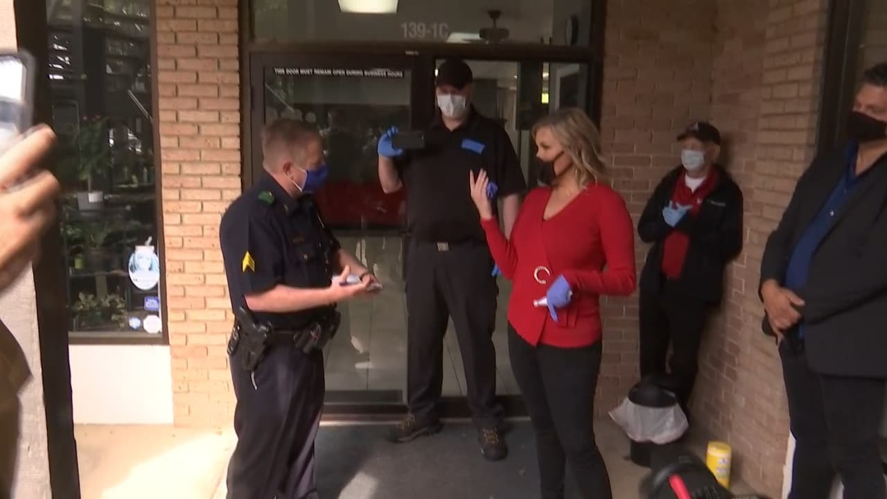 Ella aseguró que al abrir su negocio solo estaba ayudando a otras familias con sus ingresos.
<br>