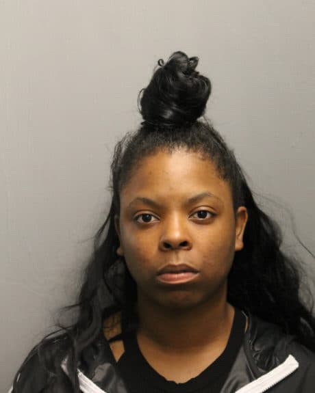 "Esta es una emergencia grave y necesitamos acción", dijo el presidente y director ejecutivo de Chicago Loop Alliance, Michael Edwards.
<br>
<br>Arrestado: Shonista Forman. Dirección del suceso: 1600 cuadra N. Wells st. - Distrito 18. Un cargo de delito grave de robo, un cargo de delito grave de saqueo.