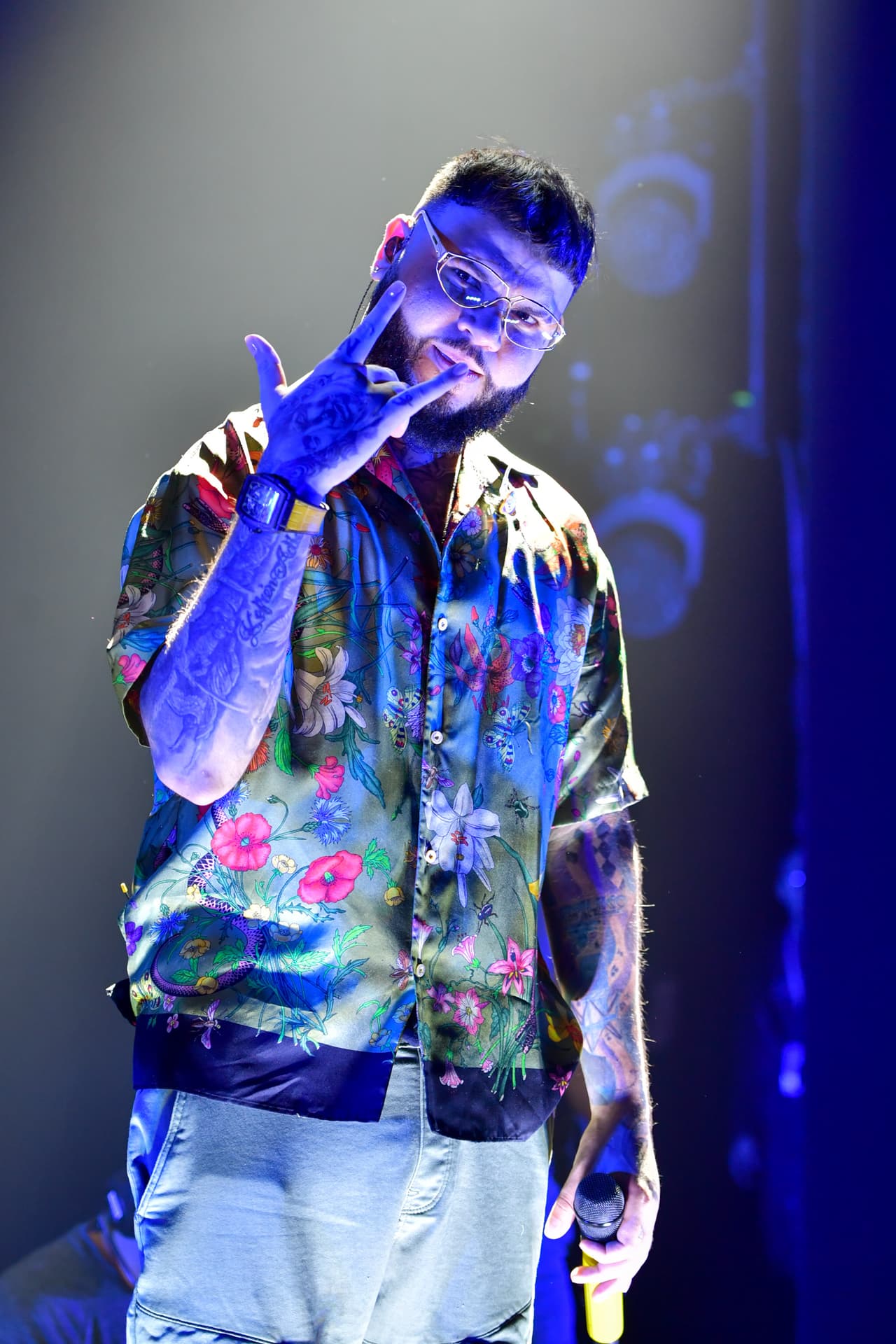 Farruko acudió el segundo y tercer día de ensayos; para este último prefirió usar una camisa floreada.