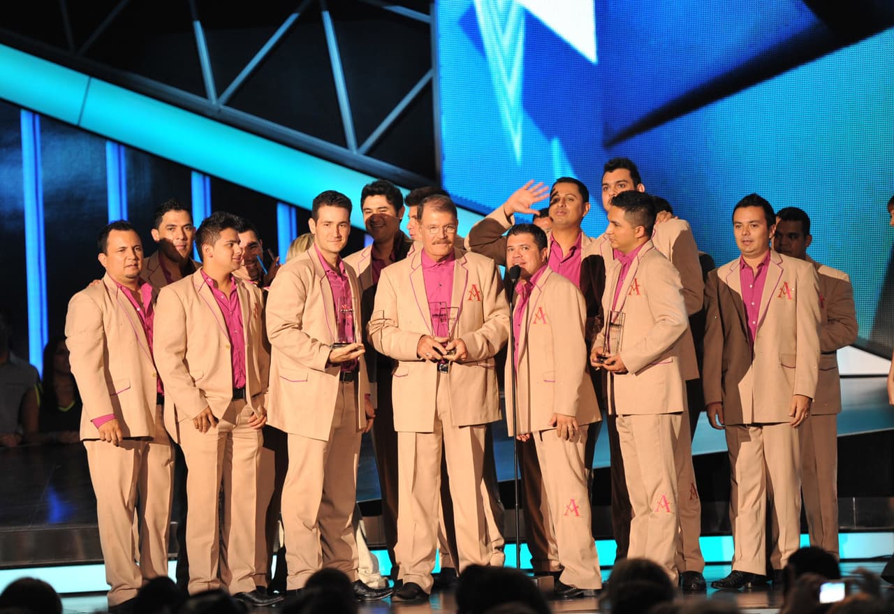 Sus compañeros de La Arrolladora Banda el Limón no dudaron en desearle lo mejor en su matrimonio, a través de sus redes sociales.