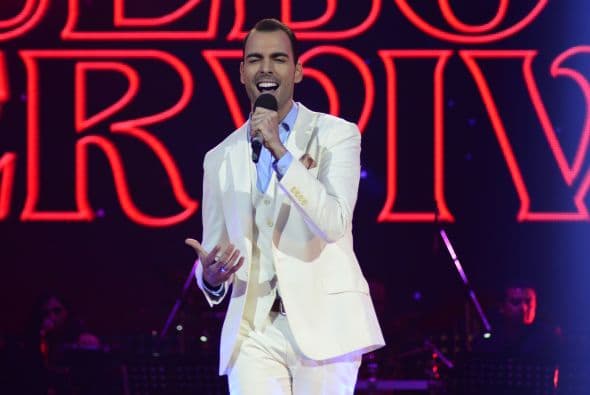 Arias tuvo que cantar por su vida una vez más al inicio de la quinta gala.