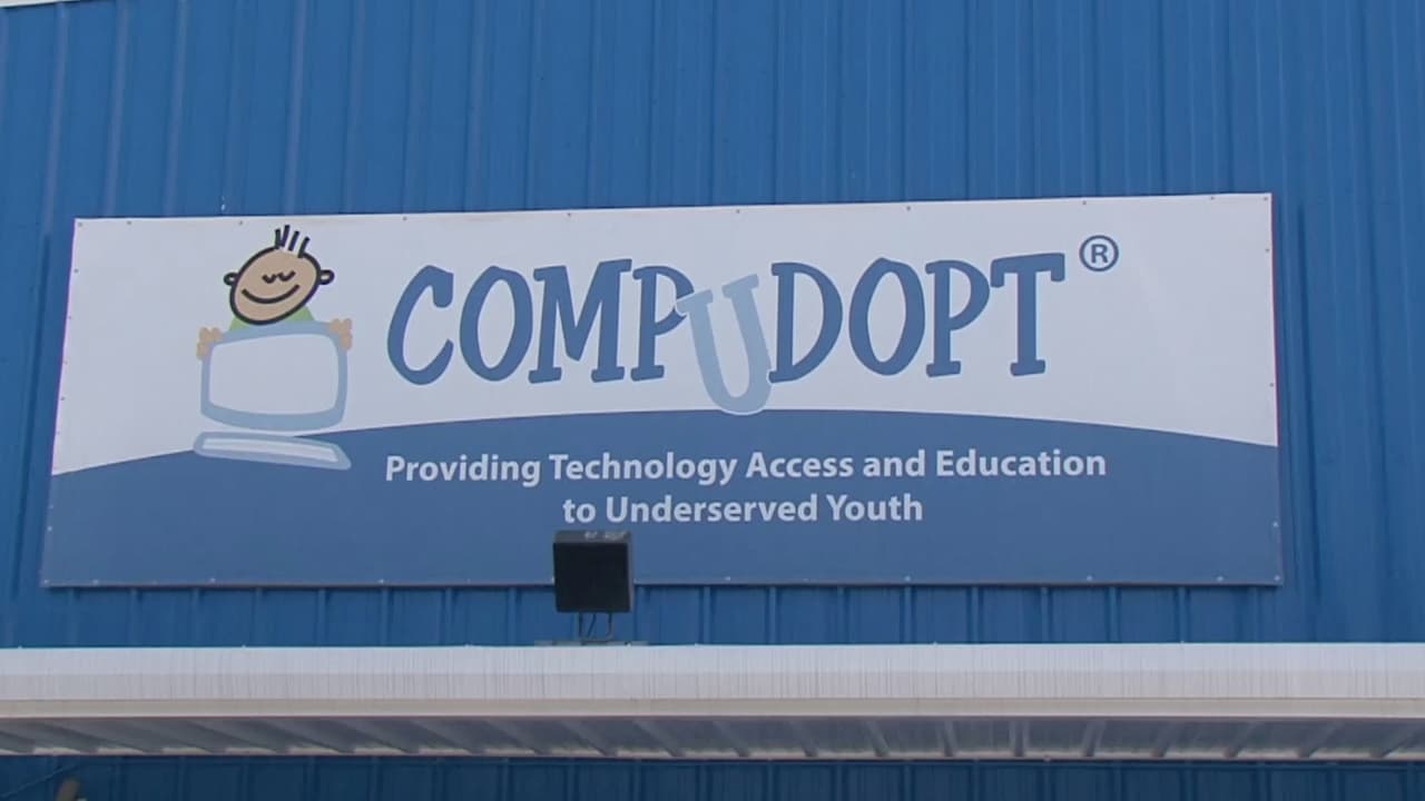 La organización Comp-U-Dopt está donando equipos a los estudiantes necesitados. El miércoles 19 de agosto recibieron una donación de 175,000 dólares por parte de Reliant y la Fundación Deshaun Watson. Para más información 
<a href="https://www.compudopt.org/" target="_blank">ingresa aquí. </a>