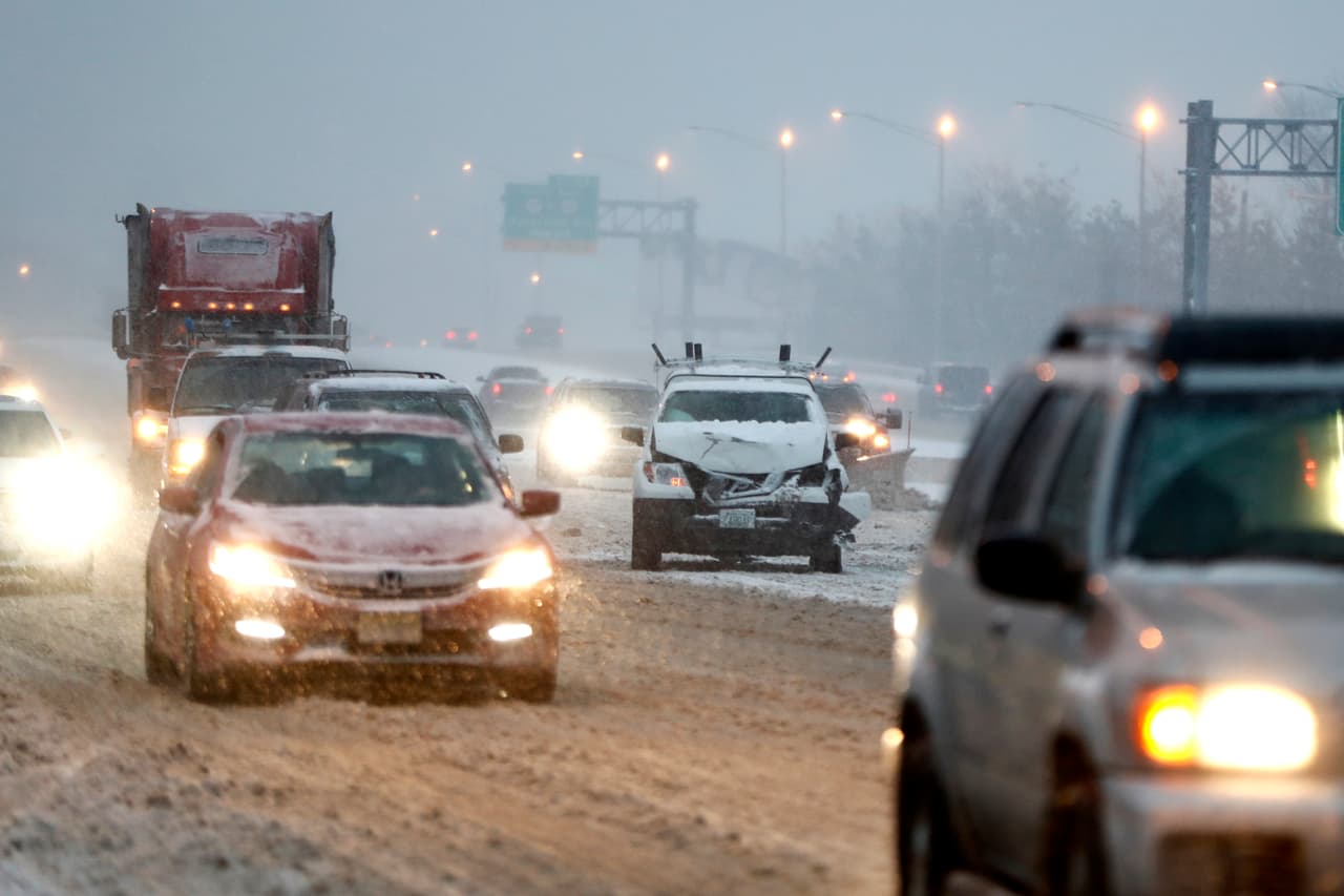 El hielo en las carreteras ha dejado varios accidentes de tráfico en varias zonas del país. En Baltimore, un choque en el que se han visto involucrados más de 55 vehículos se cobró dos víctimas mortales. En la imagen, un vehículo implicado en un accidente en Nueva Jersey.