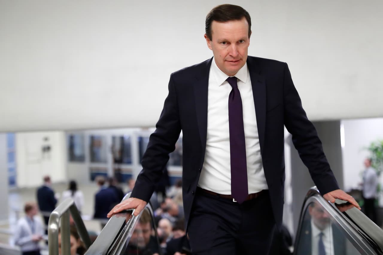 El senador demócrata Chris Murphy a su llegada al Senado este sábado.