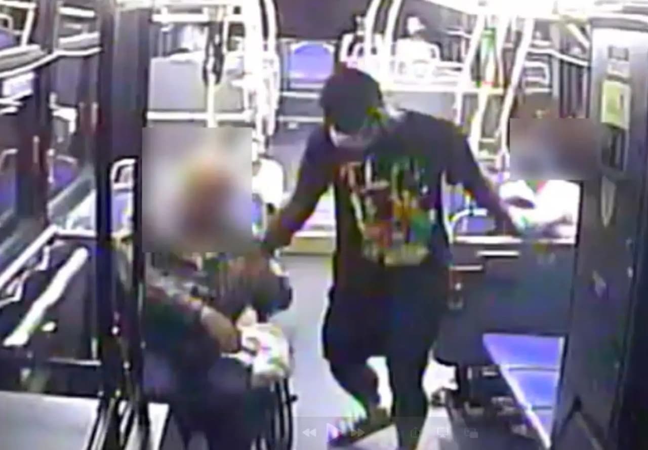 Sospechoso roba a hombre en silla de ruedas en autobús de Staten Island