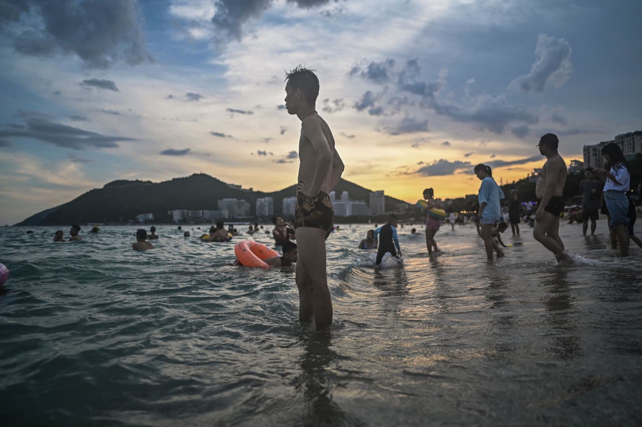 Una imagen de la playa Dadonghai, en Sanya, un popular destino vacacional del país. Según los informes, unos 80,000 turistas han quedado varados por el cierre en Sanya.
<br>