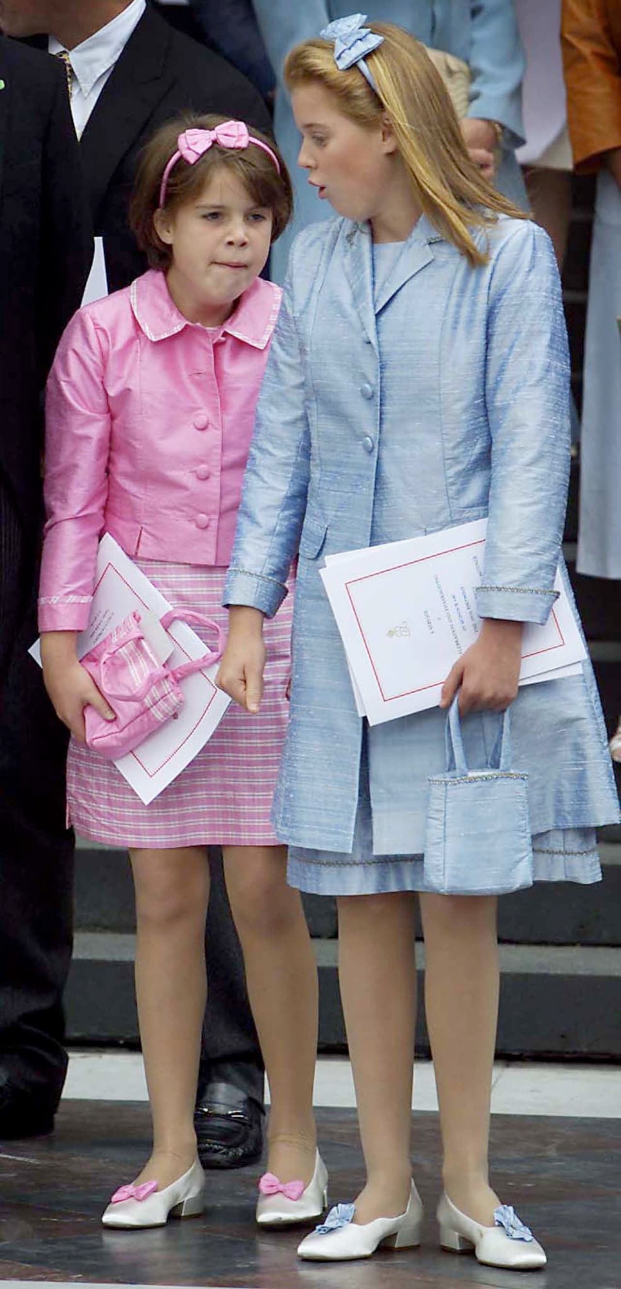 "Desde que éramos niñas, Bea es mi roca", sentenció Eugenie a Vogue. "Siempre nos hemos apoyado en las situaciones difíciles". En la imagen, aparecen las princesas en una foto fechada en 2001.