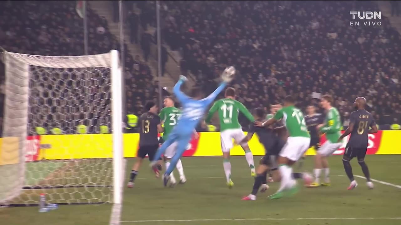 ¡Casi se firma el gol del torneo! Kochalski salva al Qarabag del 0-3