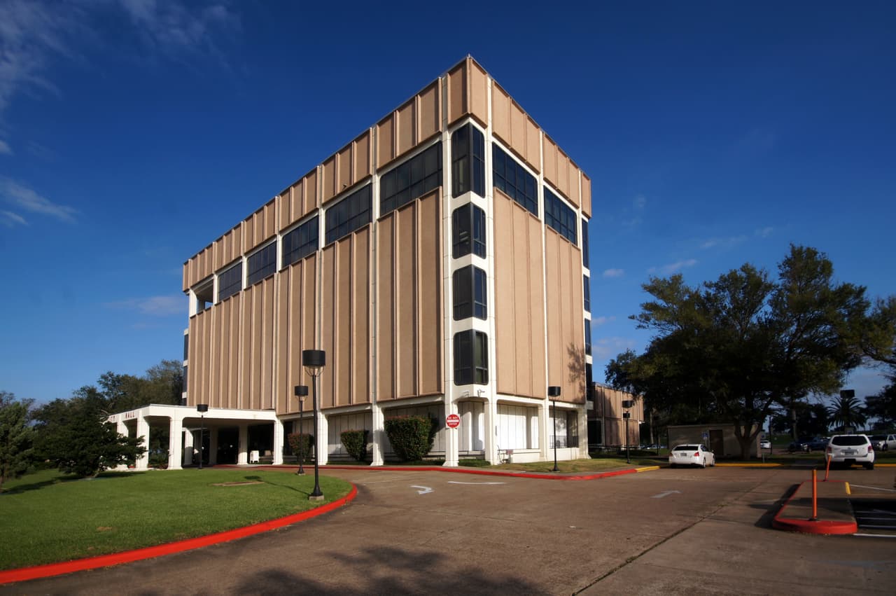 <h3 class="cms-H3-H3">11. Port Arthur, Texas</h3>
<br>
<br>🏡 
<b>Precio promedio de la vivienda:</b> $68,700
<br>
<br>🏡 
<b>Porcentaje de casas con un valor menor a $10,000:</b> 0.9%
<br>
<br>🏡
<b> Porcentaje de casas con hipoteca: </b>31.3%
<br>
<br>🏡 
<b>Porcentaje de casas donde el residente es dueño:</b> 56.6%
<br>
<br>🏡
<b> Ingreso promedio por hogar:</b> $37,794
<br>