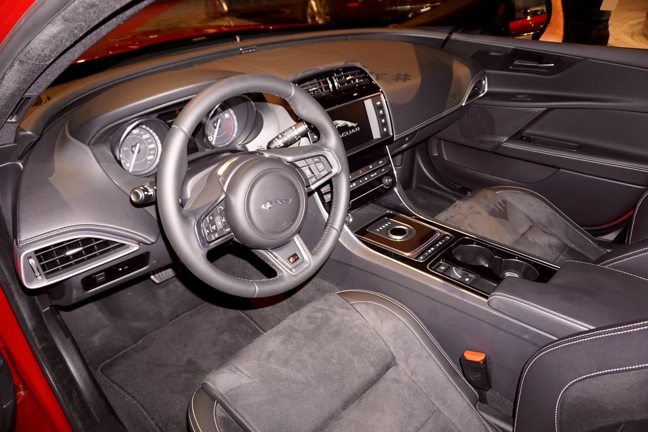 El interior del Jaguar XE, que llega para competir en el disputado segmento de los compactos de lujo