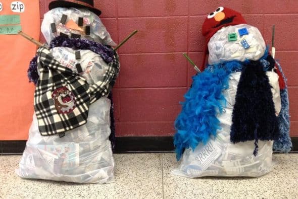 Esta fotografía de Ben Barth muestra a dos simpáticos muñecos hechos con residuos que simulan la nieve. (Foto tomada de Twitter).